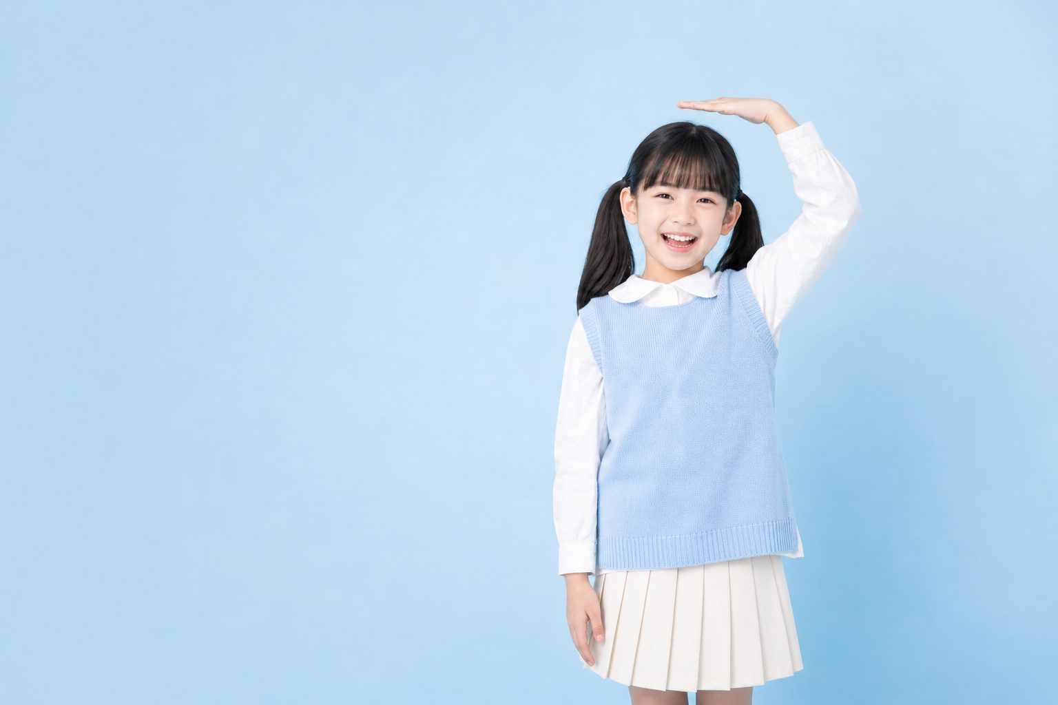 성장·성조숙증 클리닉 — 키를 재는 아이